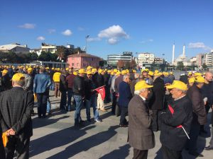 Taksici Esnafı ‘Uber’ Davası Öncesi Adliye Önünde Toplandı