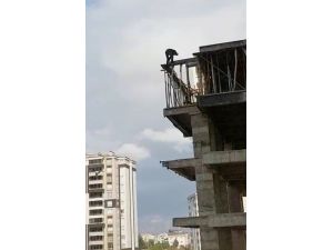 5’inci Kattaki Tedbirsiz İşçi Cep Telefonuyla Görüntülendi