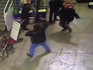 Kavgaya Aldırmadı, Aynada Saçını Düzeltti