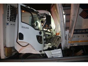 Kamyon Önüne Aldığı Otomobille Tıra Arkadan Çarptı: 1 Ölü, 2 Yaralı