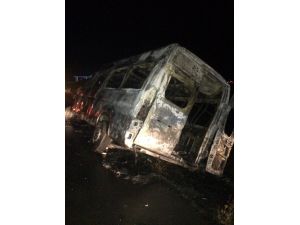 Seyir Halinde Yanan Minibüs Küle Döndü