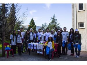 Trabzon Üniversitesi Öğrencilerinden Kampüste Çöp Temizliği