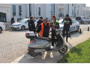 Otomobil Plakasız Motorsikletle Çarpıştı