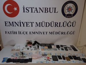 Fatih’te Şüpheli Aracı Durduran Polis Ekipleri Uyuşturucu Şebekesini Çökertti