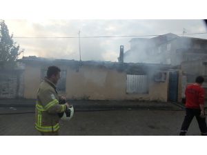 Burhaniye’de Çıkan Yangında Bir Ev Kül Oldu