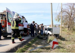 Otomobil Direğe Çarptı: 3 Yaralı