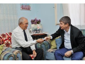 Şoförün Otobüsten İndirdiği Gaziye Başkan Türel’den Antalya Kartı