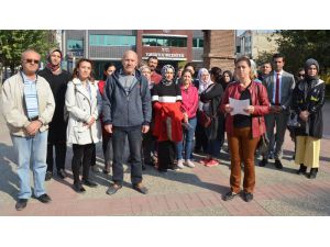 Velilerden Öğrenciyi Darp Ettiği İddia Edilen Öğretmene Destek