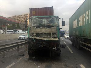 Beylikdüzü’nde Park Halindeki Tıra Başka Bir Tır Arkadan Çarptı