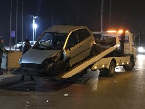 Otomobil Aydınlatma Direğine Çarptı: 3 Yaralı