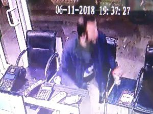 Bağış Kutusunu Çalan Şahıs Güvenlik Kamerasına Yakalandı