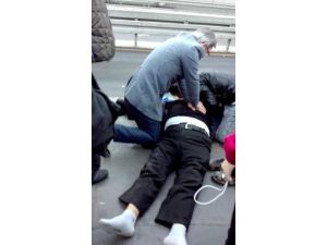 Metrobüs Durağında Kalp Krizi Geçiren Vatandaşı Hayatta Tutma Mücadelesi Kamerada