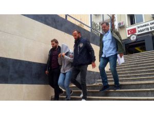 Mısır Uyruklu Kadının Çantasını Boşaltıp Yerine Bıraktılar