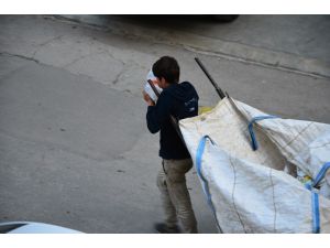 Bali Çekerek İşe Çıkan Kağıtçı Çocuk Şoke Etti
