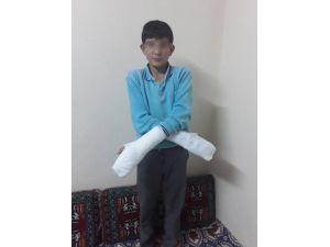 Müdürün Okuldan Kaçtı Diye Öğrencinin Parmaklarını Kırdığı İddiası