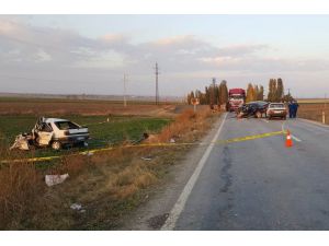 Otomobiller Çarpıştı: 1 Ölü, 4 Yaralı