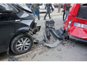 Minibüs Ticari Araca Çarptı: 4 Yaralı