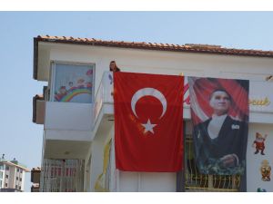 Ters Asılan Bayrak Polisin Uyarısı İle Düzeltildi