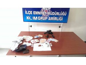 Otomobilinde Ruhsatsız Tabanca Ve Uyuşturucuyla Yakalanan Şahıs Tutuklandı