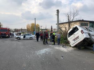 Otomobil İle Minibüs Çarpıştı: 2 Yaralı
