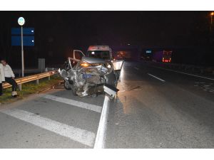 Panelvan İle Otomobil Çarpıştı: 3 Yaralı