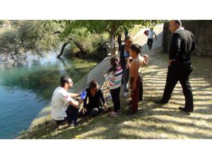 Irmağa Düşen 2 Çocuk Ve 2 Anne Son Anda Kurtarıldı