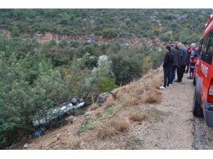 Otomobil Uçuruma Yuvarlandı: 2 Yaralı
