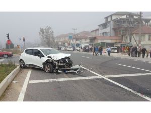 Otomobil Trafik Işıklarında Bekleyen Araca Çarptı: 3 Yaralı