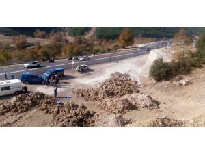 Bariyerlere Çarparak Parçalanan Motosikletin Sürücüsü Öldü