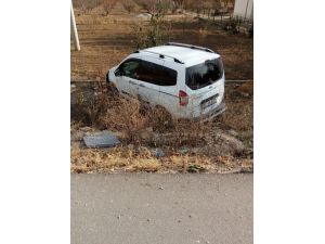 Otomobil Bahçeye Daldı: 2 Yaralı