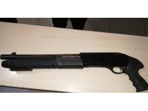 Adana’da Bir Kişi Barda Elinde Pompalı Tüfekle Polise Yakalandı