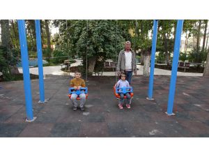 Güneydoğulu Çocukların Parkta Güneş Keyfi
