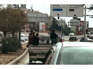 Çocukların Kamyonet Kasasında Tehlikeli Yolculuğu