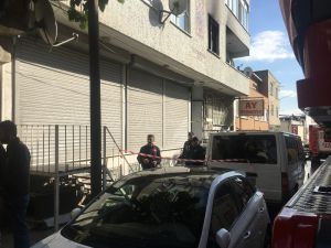 Küçükçekmece Kartaltepe Mahallesi’nde Bir Evde Çıkan Yangında, Engelli Bir Kadın Hayatını Kaybetti. Yangın, İtfaiye Ekipleri Tarafından Söndürüldü. Polis Ekiplerinin Evdeki İncelemesi Sürüyor.