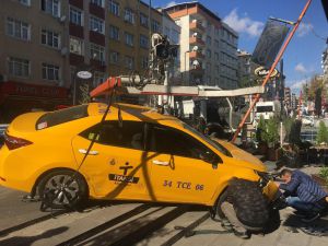 Kaza Yapan Taksi Yayaların Arasına Daldı: 2 Yaralı