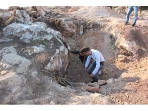 Tarihi Eser Kaçakçıları Jandarmayı Görünce Kazma Küreği Bırakıp Kaçtı