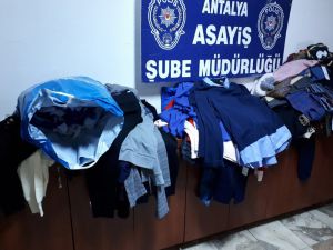 Antalya’da 27 Bin Tl’lik Giyim Eşyası Çalan 4 Moğol Hırsız Yakalandı