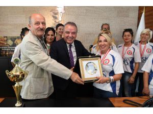 Başkan Böcek, Konyaaltı Cemevi Şampiyonlarını Ağırladı