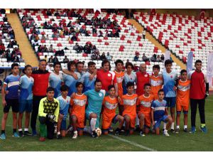 Türk Futbolunun Efsaneleri Gençlerle Aynı Sahada