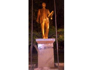 Atatürk Heykeline Sprey Boyalı Yazıya 3 Gözaltı
