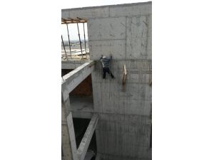 İnşaat İşçisi 5’inci Katta Ölüme Meydan Okudu
