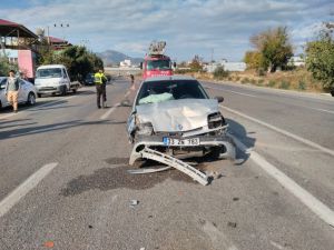 Otomobiller Çarpıştı: 1’i Ağır 4 Yaralı