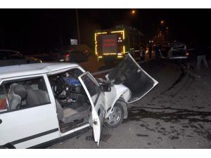 Ankara'da İki Otomobil Çarpıştı: 2 Yaralı