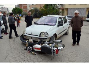 Otomobille Çarpışan Motosikletli Yaralandı