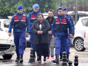 Alman Anne Ve Oğlunun Hırsızlığı Güvenlik Kamerasında