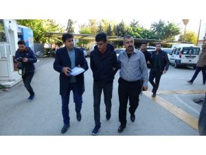 Eşcinselleri Bıçaklayıp Gasp Ettiler