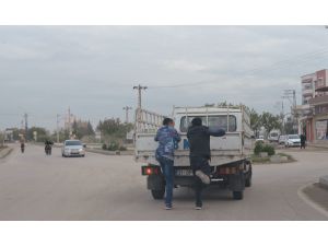 Kamyonet Arkasında Ölümüne Yolculuk