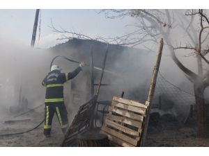 Yanan Kamyonet Demir Yığınına Döndü