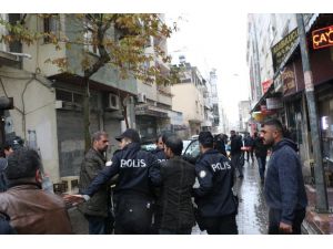 Mersin Adliyesi Önünde Bıçaklı Kavga: 1’i Ağır 3 Yaralı