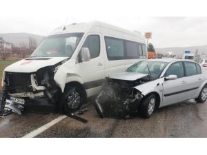 Minibüsle Otomobil Çarpıştı: 3 Yaralı